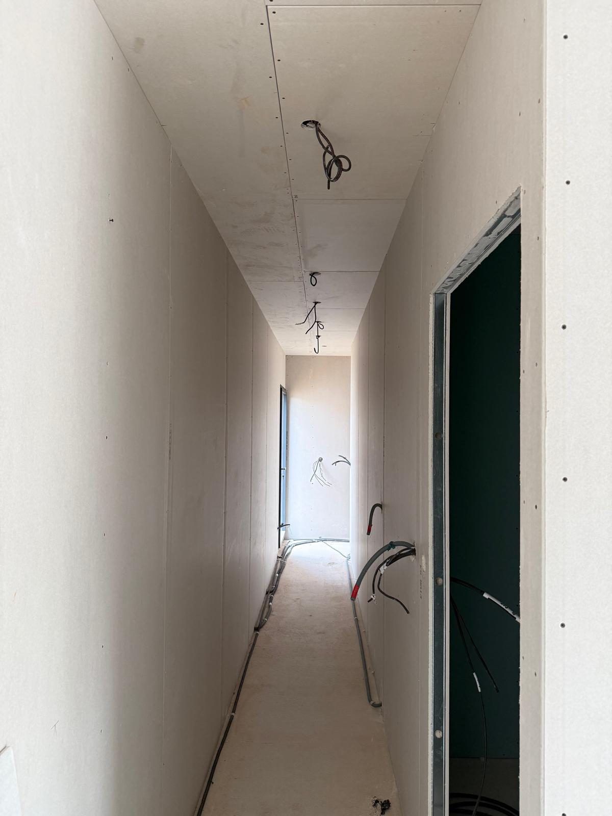 Pré-câblage électrique d’un couloir avant finitions